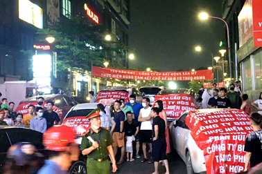 Bị chặn xuống hầm, ô tô cư dân TNR Gold Season xếp hàng dài trên đường