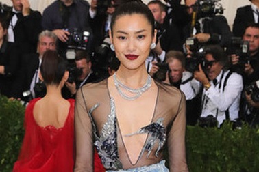 Siêu mẫu Trung Quốc mặc áo xuyên thấu trên thảm đỏ
