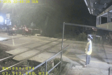 Tái diễn cảnh xe máy tông gãy rào chắn đường sắt tại Đồng Nai