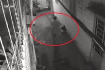Con trai quấn thi thể mẹ vào chăn rồi đem vứt ngoài đường ở TPHCM
