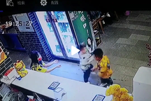 Clip bé trai gặp tai nạn nguy hiểm trong nhà hàng cảnh báo các phụ huynh