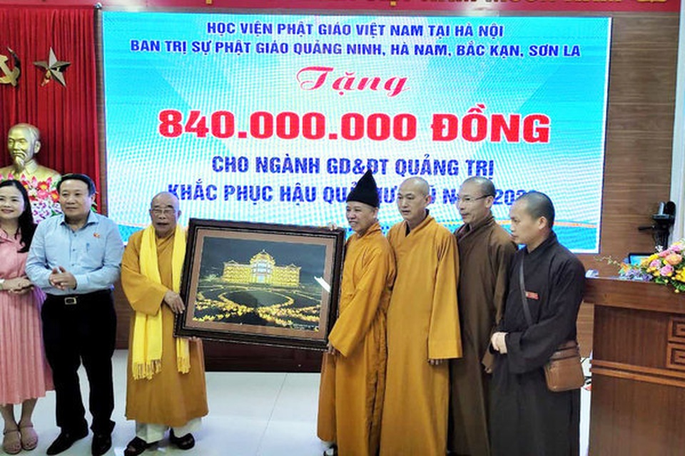 Thượng toạ Thích Thanh Quyết trao 2 tỷ đồng ủng hộ đồng bào miền Trung - 2