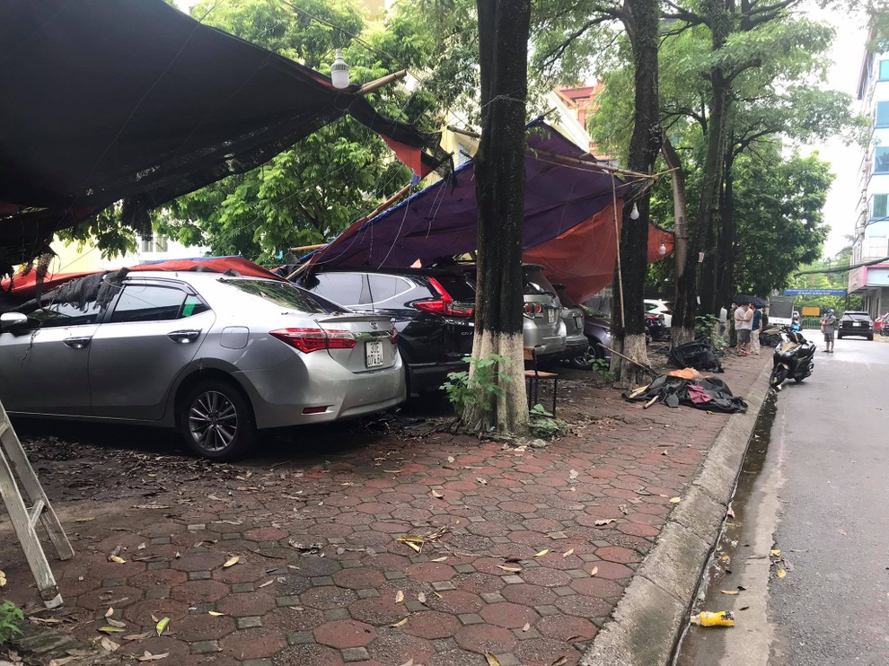 Hà Nội: 50 m tường rào bất ngờ đổ sập, đè bẹp 12 ô tô - 6 Hà Nội: 50 m tường rào bất ngờ đổ sập, đè bẹp 12 ô tô - 6