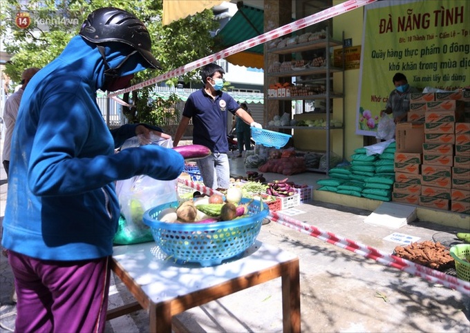 Siêu thị 0 đồng ấm tình người giữa tâm dịch Đà Nẵng: Khách hàng trả phí bằng nụ cười - Ảnh 14. Siêu thị 0 đồng ấm tình người giữa tâm dịch Đà Nẵng: Khách hàng trả phí bằng nụ cười - Ảnh 14.