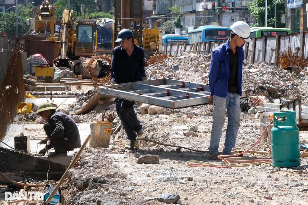 Cầu vượt chữ C đầu tiên tại Hà Nội thi công ì ạch, chậm tiến độ - 7 Cầu vượt chữ C đầu tiên tại Hà Nội thi công ì ạch, chậm tiến độ - 7