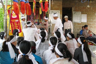 Hai vợ chồng chết thảm trong dòng lũ