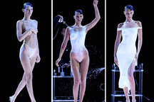 Siêu mẫu khỏa thân được phun váy lên người ngay trên sàn catwalk