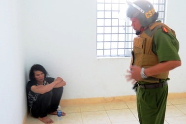 Vụ khống chế bạn nghiện ở nhà nghỉ: Hơn 3 giờ giải cứu con tin