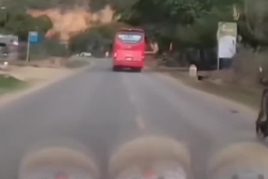 Tài xế xe khách nghi cố tình đánh lái quẹt ngã người đi xe máy không nhường