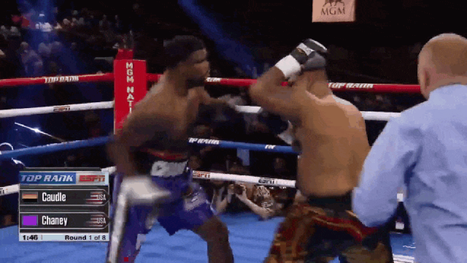 Võ sĩ tung ra cú đấm kinh hoàng, đối thủ 120kg bay khỏi sàn đấu - 1 Võ sĩ tung ra cú đấm kinh hoàng, đối thủ 120kg bay khỏi sàn đấu - 1