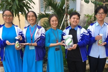 Học sinh phố núi sáng chế thuốc trừ sâu sinh học từ vỏ hạt cây điều