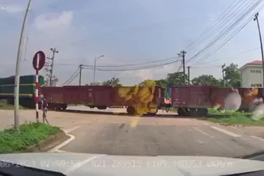 Xe tải liều lĩnh vượt đường sắt bị tàu hất văng