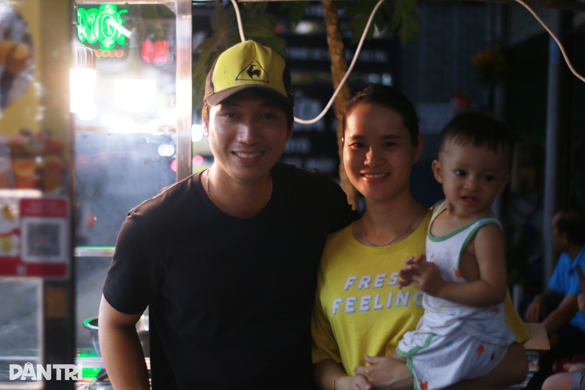 គាត់លក់តែដើម្បីផ្គត់ផ្គង់គ្រួសារ ខ្ចីលុយធ្វើអាជីវកម្ម លក់បាន ៨០០ កែវក្នុងមួយថ្ងៃ - ១ Anh bán trà nuôi cả nhà mượn nợ khởi nghiệp, doanh số 800 ly/ngày - 1