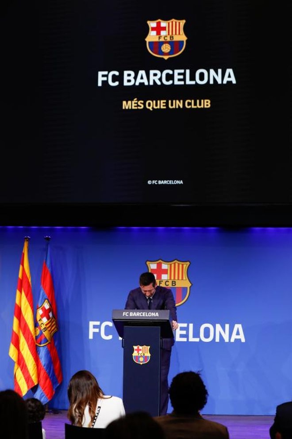 Messi khóc hết nước mắt, nghẹn ngào ngày chia tay Barcelona - 16 Messi khóc hết nước mắt, nghẹn ngào ngày chia tay Barcelona - 16