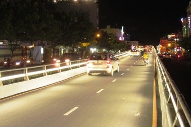 TPHCM: Cây cầu đầu tiên không có cột đèn