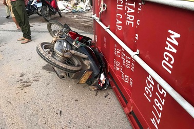 Xe container “đại náo” đường phố, 1 người bị thùng xe rơi xuống đè chết