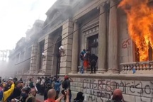 Người biểu tình phóng hỏa trụ sở quốc hội Guatemala