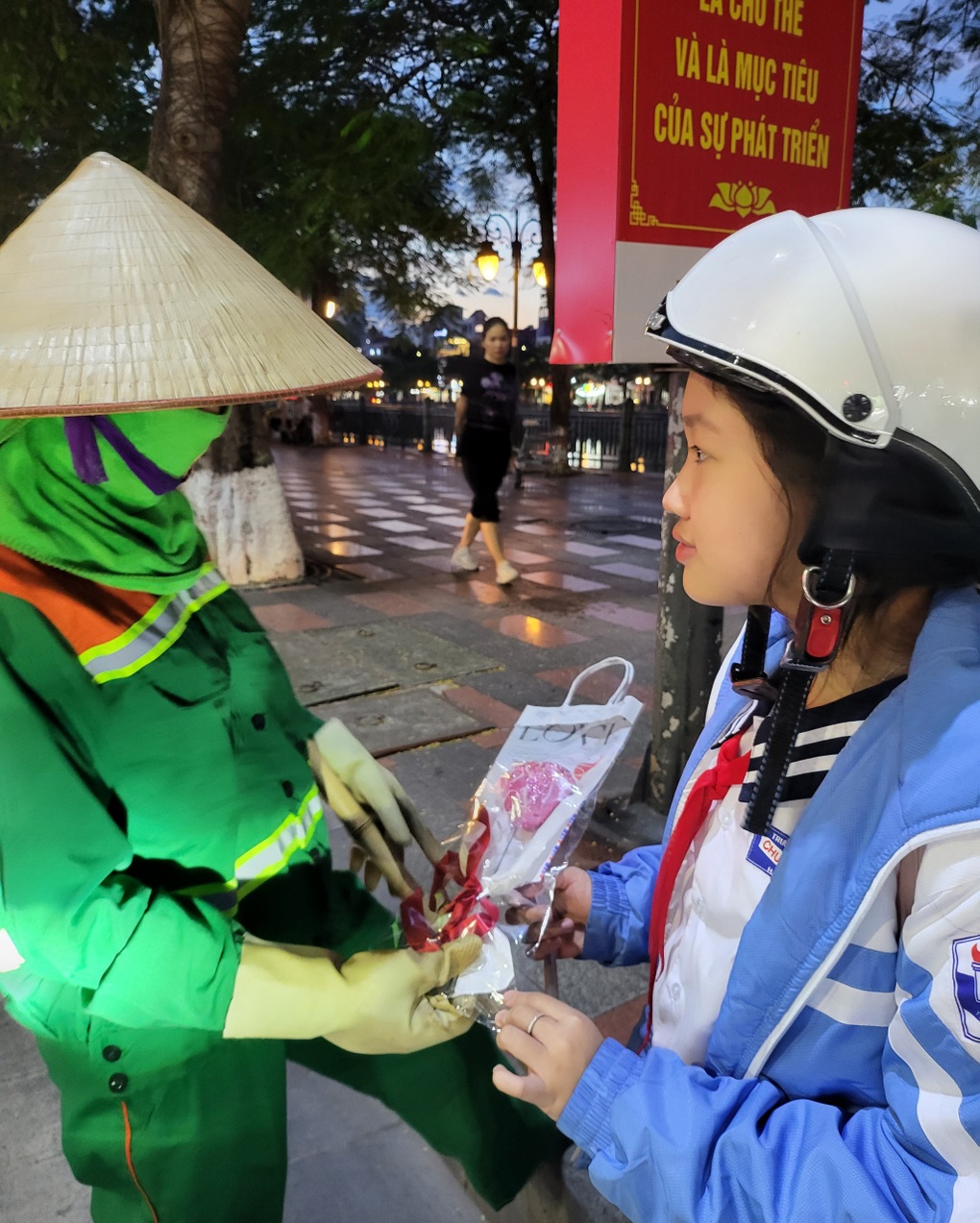 Mẫu nhí Gia Hân trích tiền mừng tuổi, tự tay làm hoa tặng các cô lao công - 2 Mẫu nhí Gia Hân trích tiền mừng tuổi, tự tay làm hoa tặng các cô lao công - 2