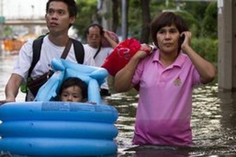 Bangkok “nhờ” trực thăng Mỹ khảo sát lũ lụt 
