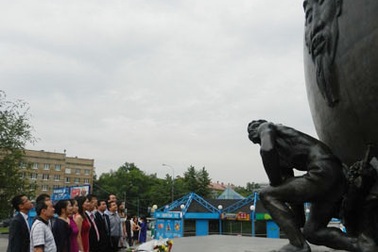 Người xứ Nghệ dâng hoa viếng tượng đài Bác ở Mátxcơva