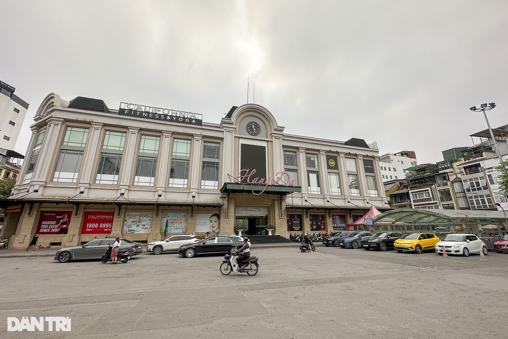 Hà Nội: Nhiều chợ truyền thống sập xệ xuống cấp, chợ kiểu mới ế ẩm - 9 Hà Nội: Nhiều chợ truyền thống sập xệ xuống cấp, chợ kiểu mới ế ẩm - 9