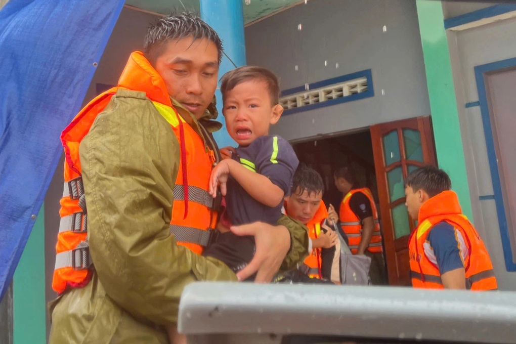 Báo Dân trí tiếp tục trao 1 tỷ đồng hỗ trợ nhân dân bị lũ lụt tỉnh Đắk Lắk - 2