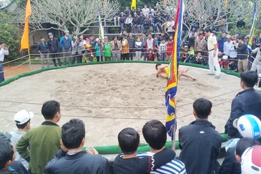 Xem những đòn thế gay cấn trên sới vật đầu xuân ở làng Thủ Lễ