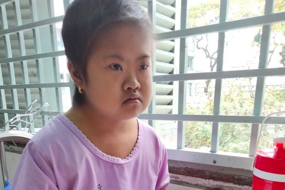 Người cha khắc khổ xin quỳ lạy để cứu con gái chịu thiệt thòi từ nhỏ - 1 Người cha khắc khổ xin quỳ lạy để cứu con gái chịu thiệt thòi từ nhỏ - 1