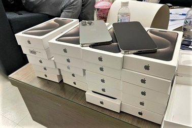 Bắt đối tượng nhập lậu 22 iPhone 15 Pro Max qua sân bay Tân Sơn Nhất