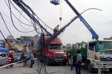 Xe container mắc bẫy “mạng nhện” trên đường Hồ Tùng Mậu