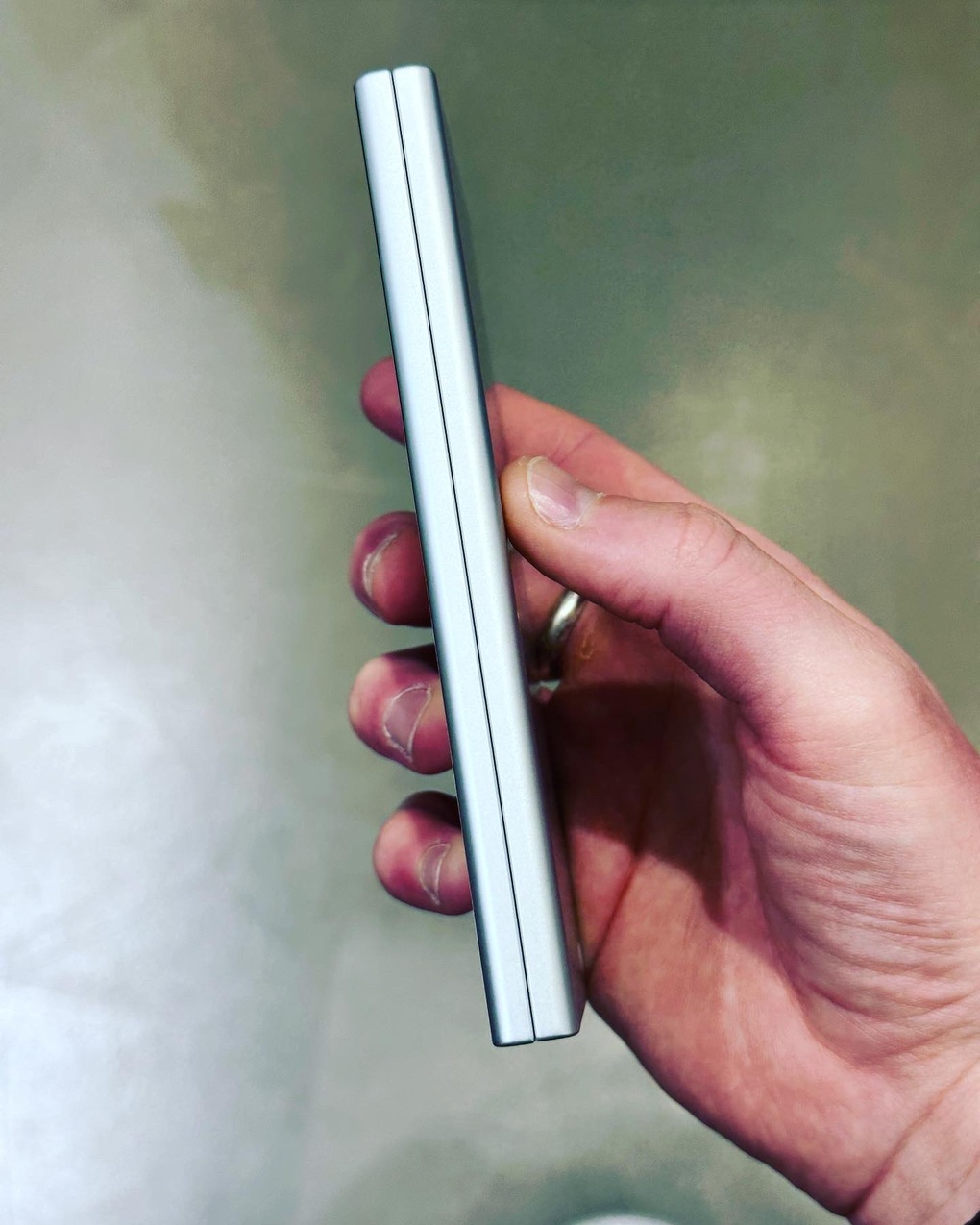 Galaxy Z Fold6 được gập sát hoàn toàn, không còn thấy khe hở (Ảnh: ASBYT). Galaxy Z Fold6 được gập sát hoàn toàn, không còn thấy khe hở (Ảnh: ASBYT).