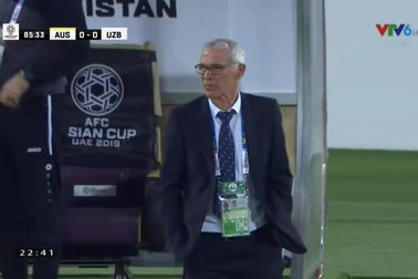 Ahmedov bắt vô lê chệch khung thành Australia phút 86