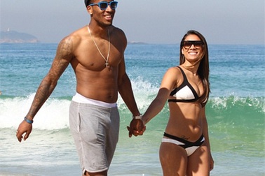 Ngôi sao bóng đá Hà Lan tung tăng trên biển cùng cô bồ gợi cảm