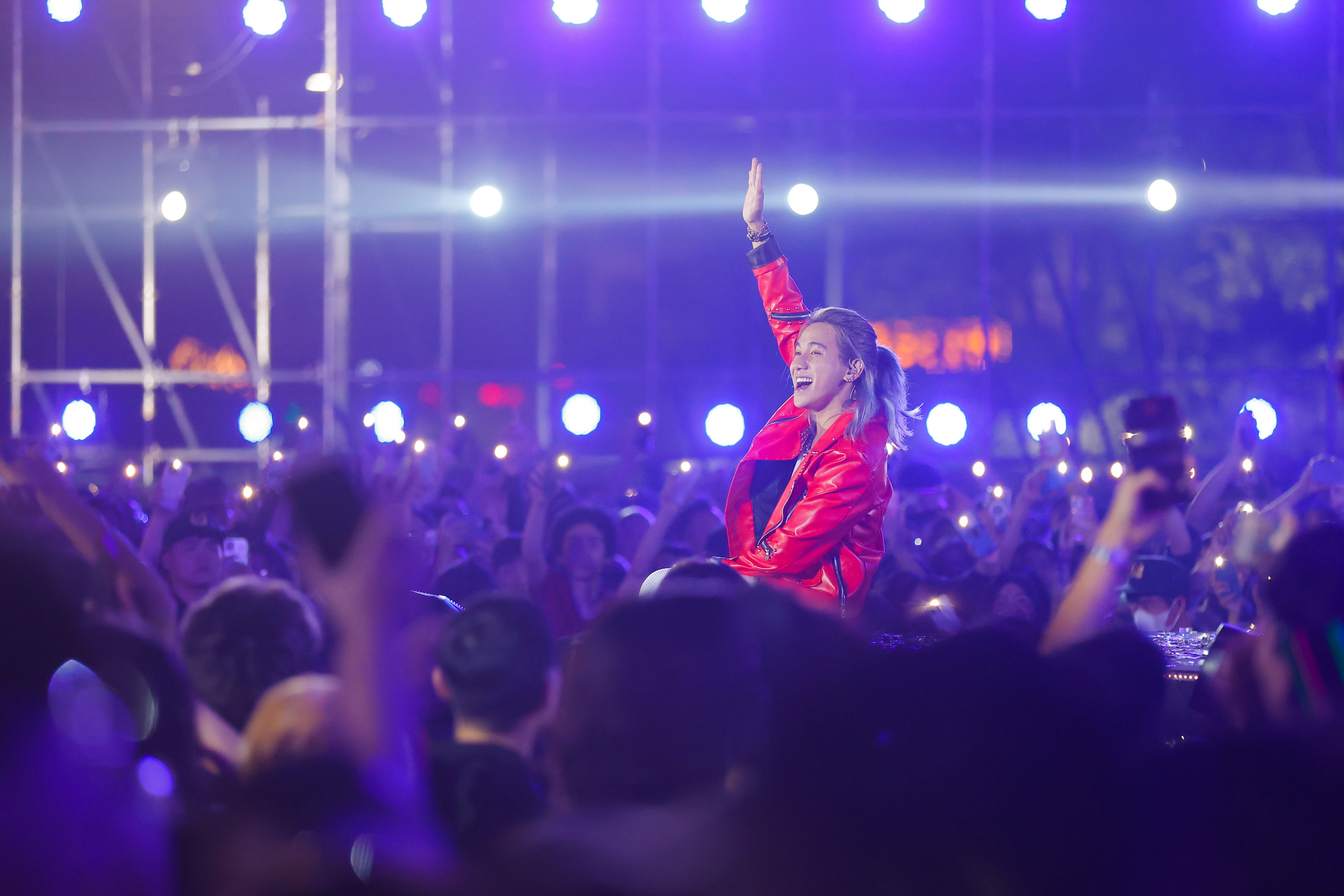 Ngu Cung upphetsade publiken i Hanoi med en serie hitlåtar - 2 Ngũ Cung khiến khán giả Hà Nội phấn khích với loạt bản hit đình đám - 2