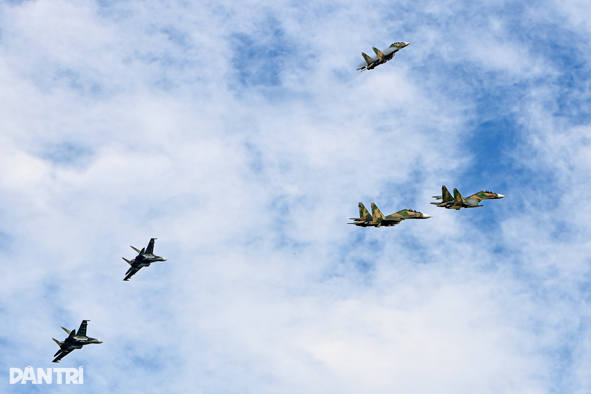 Khoảnh khắc SU-30MK2 xé gió, khí tụ kín lưng cánh như khoác mây trắng - 11 Khoảnh khắc SU-30MK2 xé gió, khí tụ kín lưng cánh như khoác mây trắng - 11