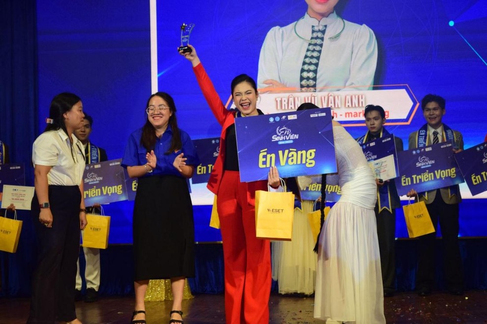 និស្សិតស្រីកំពុងសិក្សាជំនាញពីរ និងដំណើរឆ្ពោះទៅកាន់«អាជីពនិយាយ» - ៣ Nữ sinh học song ngành và hành trình chinh phục “nghề nói - 3