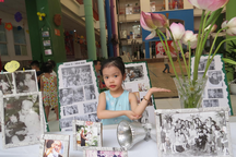 Học sinh sưu tầm ảnh Bác Hồ để triển lãm