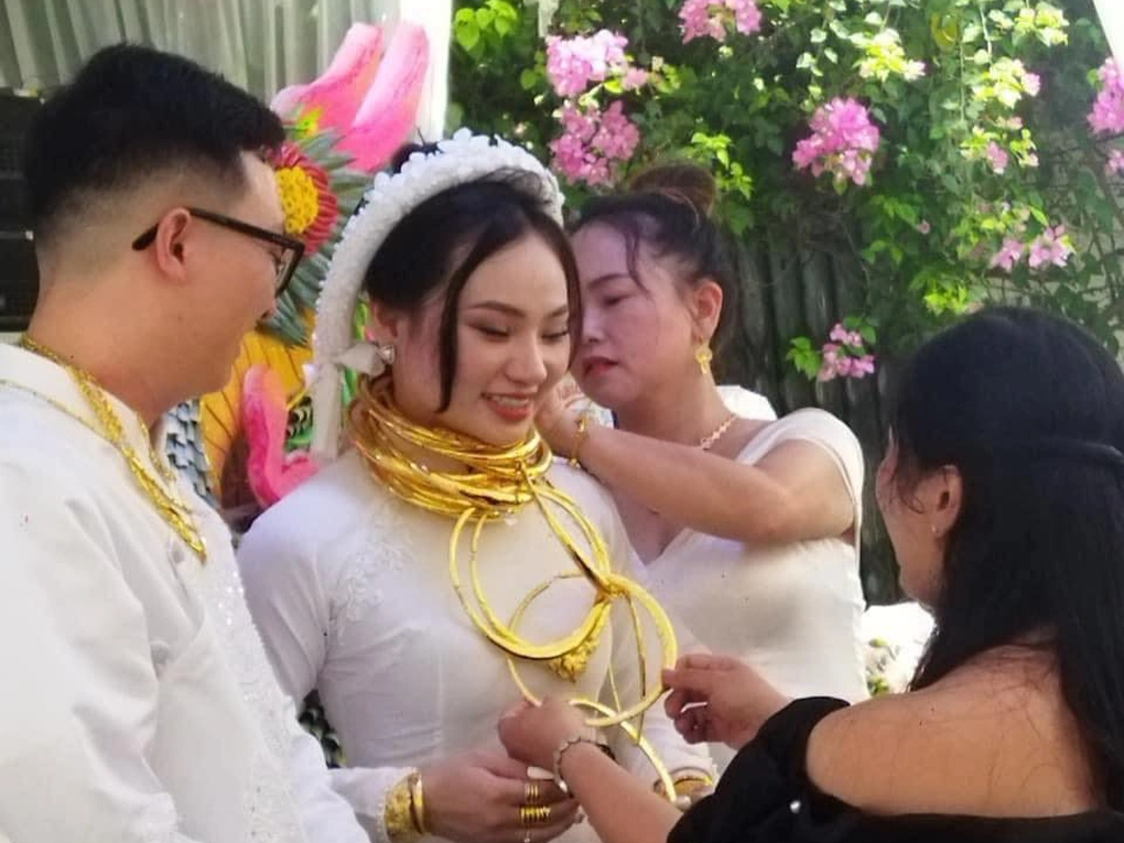 Cô dâu nhận hàng chục cây vàng, 5 tỷ đồng quà hồi môn gây sốt - 2 Cô dâu nhận hàng chục cây vàng, 5 tỷ đồng quà hồi môn gây sốt - 2