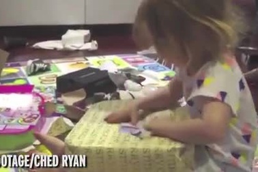 Phản ứng đáng yêu của bé khi mở quà Noel