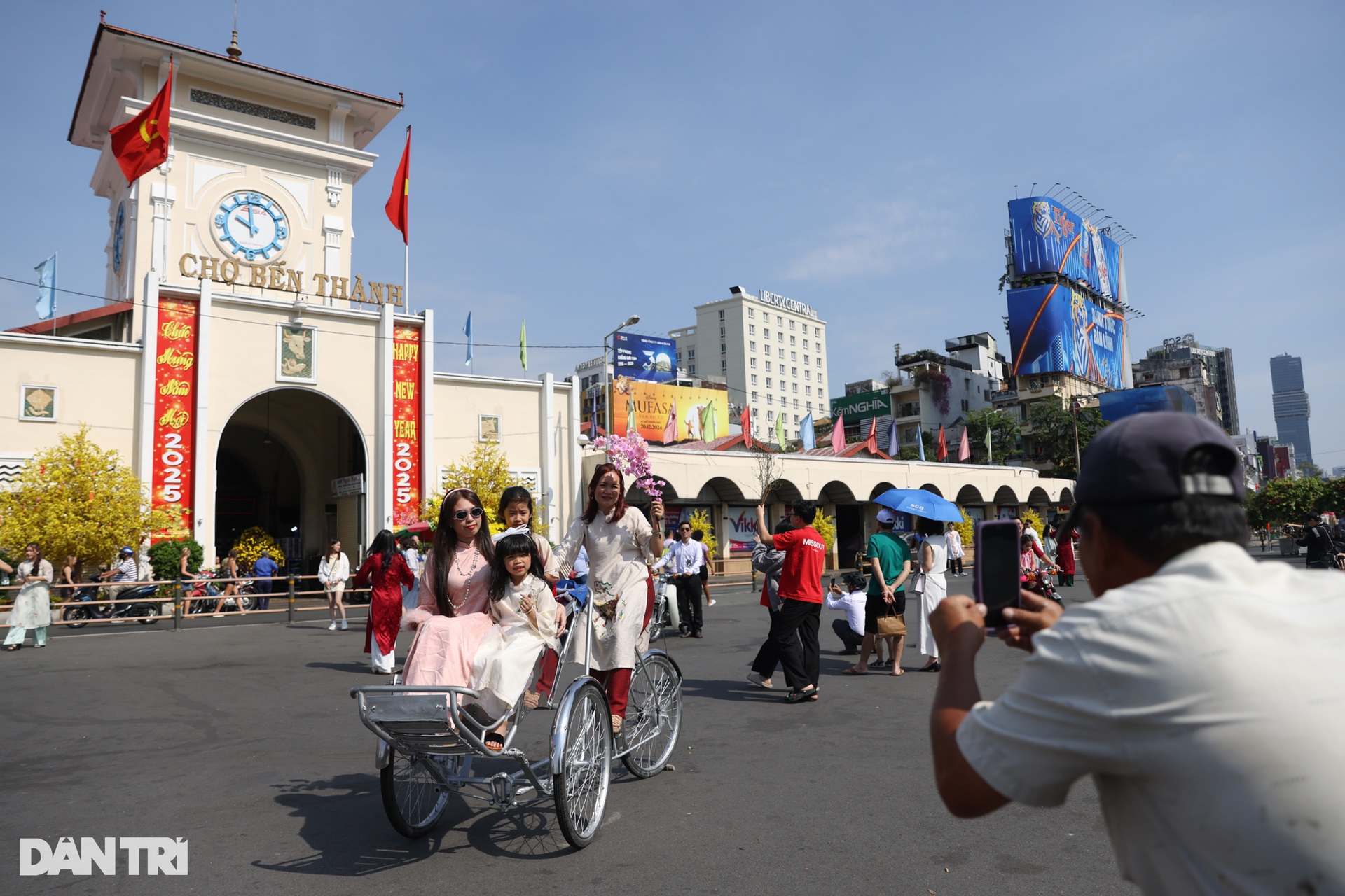 Người dân TPHCM tấp nập đổ về đường hoa Nguyễn Huệ du xuân sáng 29 Tết - 15 Người dân TPHCM tấp nập đổ về đường hoa Nguyễn Huệ du xuân sáng 29 Tết - 15