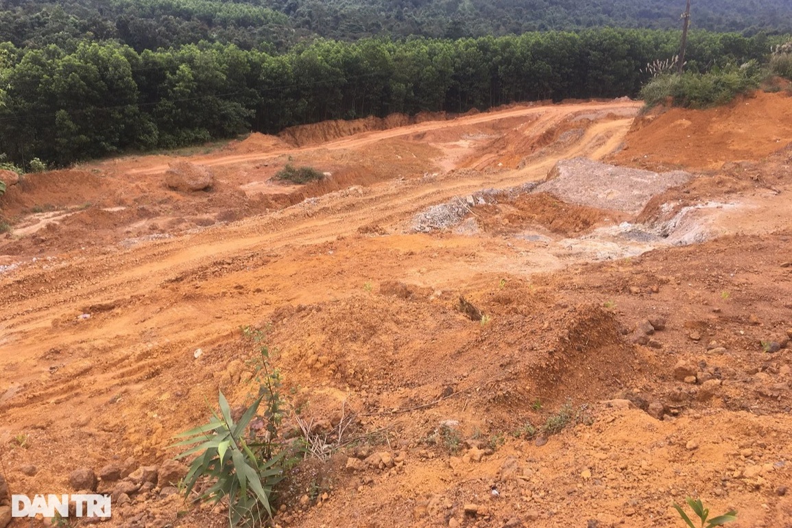 Cận cảnh mỏ khoáng sản lậu quy mô lớn vừa bị phát hiện tại Quảng Bình - 2 Cận cảnh mỏ khoáng sản lậu quy mô lớn vừa bị phát hiện tại Quảng Bình - 2
