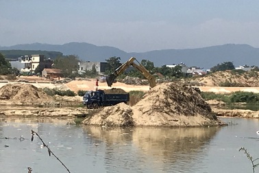 Doanh nghiệp khai thác cát sai phép, dân lo sông "nuốt nhà"