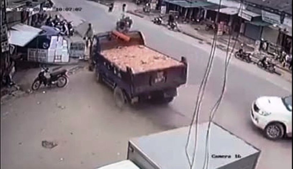 Cú bẻ lái tài tình của tài xế xe tải tránh thương vong cho nhiều người - 1 Cú bẻ lái tài tình của tài xế xe tải tránh thương vong cho nhiều người - 1