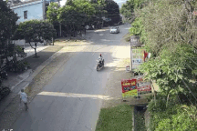 Ô tô hất người đi xe máy lên kính lái trong tình huống giao thông khó hiểu