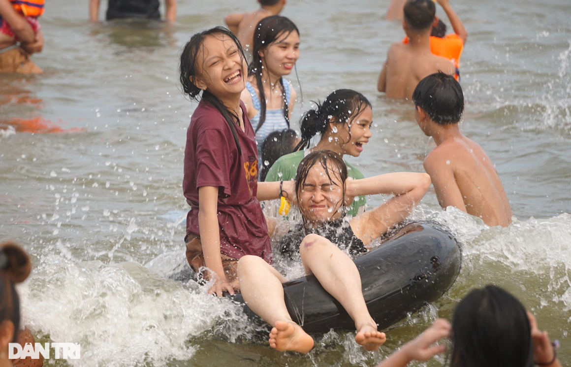 Biển người ken đặc ở Sầm Sơn trong ngày đầu nghỉ lễ 30/4 - 6 Biển người ken đặc ở Sầm Sơn trong ngày đầu nghỉ lễ 30/4 - 6