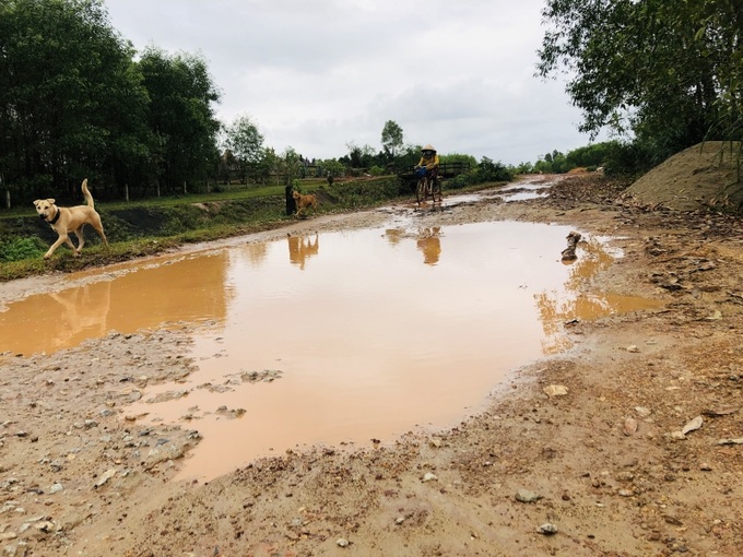 Khi người dân phản ánh, UBND huyện Phú Lộc đơn giản trả lời đã chỉ đạo các ngành chuyên môn, UBND xã Lộc An tổ chức làm việc với Lãnh đạo Nhà máy gạch tuynel Lộc An. Qua làm việc, lãnh đạo nhà máy gạch cũng tiếp thu ý kiến phản ánh và đã khắc phục những đất đá rơi vãi, đồng thời cam kết không lưu thông vận chuyển đất nguyên liệu trên tuyến đường này. Tuy nhiên, theo thời gian, mọi việc vẫn không có gì thay đổi, còn con đường thì ngày càng hư hỏng nặng hơn.