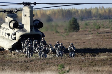 NATO “tăng gấp đôi” hoạt động quân sự áp sát biên giới Nga