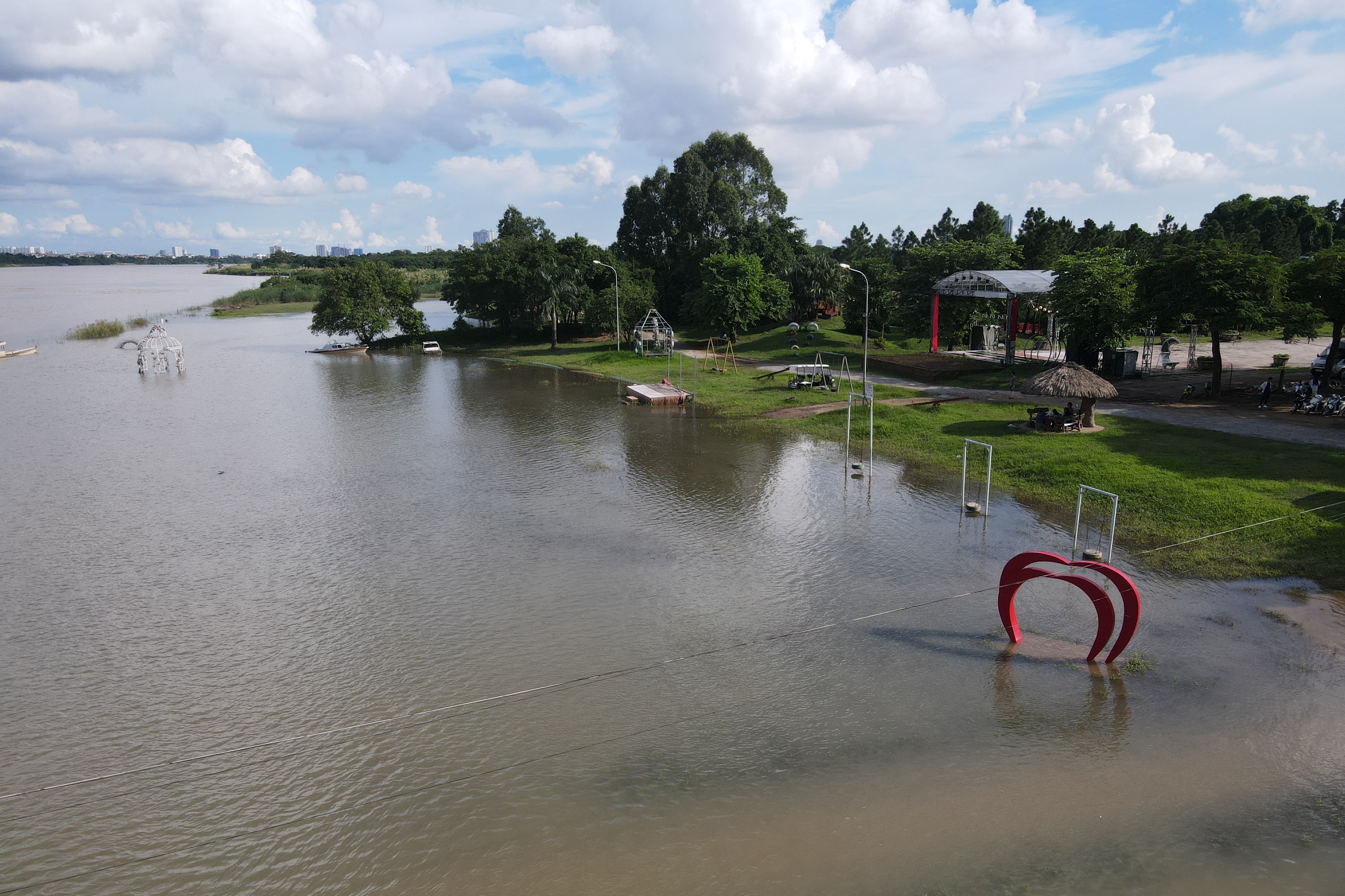 Cảnh hồ thủy điện xả lũ lớn, nước cuộn sóng nhấn chìm bãi giữa sông Hồng - 16 Cảnh hồ thủy điện xả lũ lớn, nước cuộn sóng nhấn chìm bãi giữa sông Hồng - 16