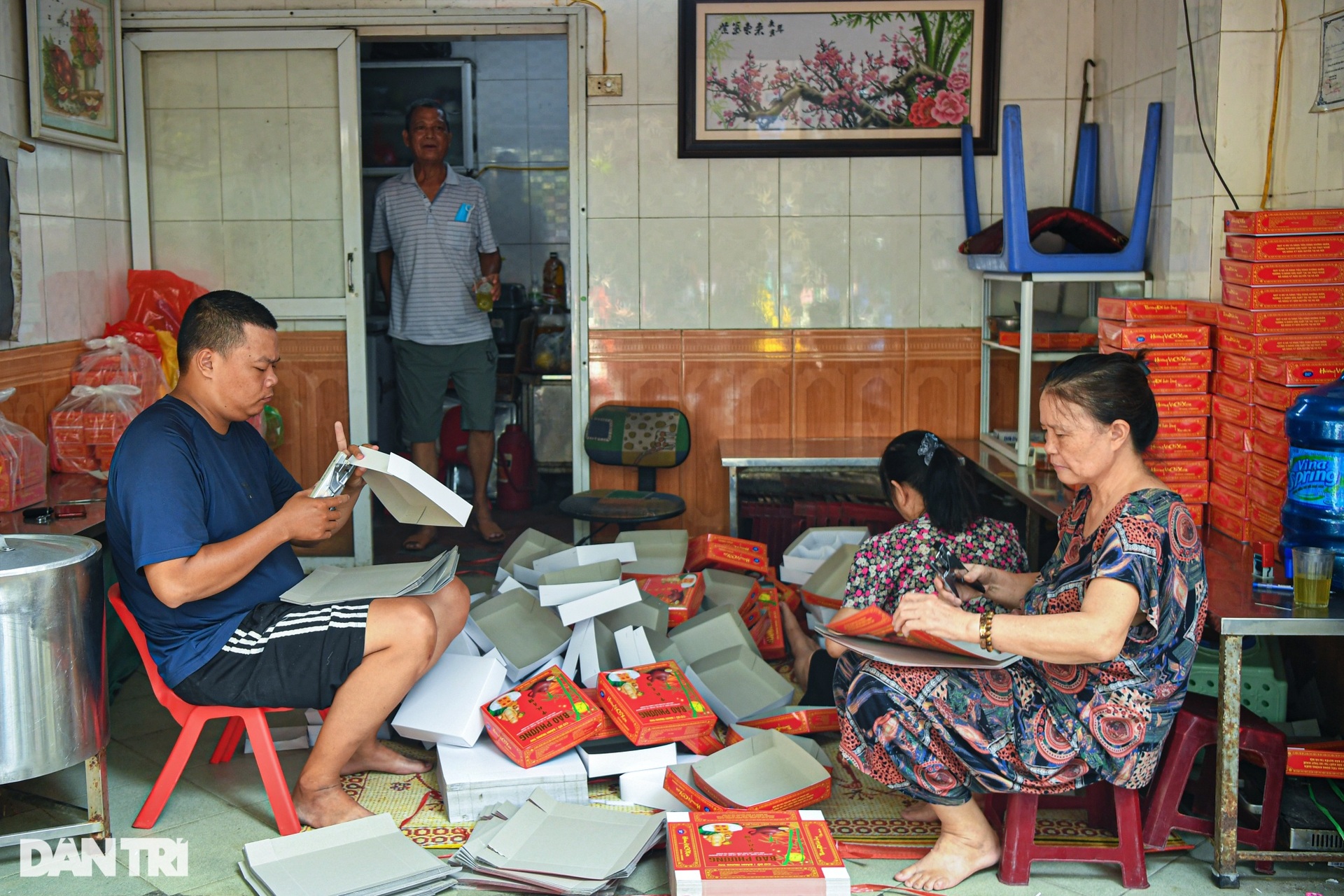 Người dân xếp hàng mua bánh trung thu ở Hà Nội - 6 Người dân xếp hàng mua bánh trung thu ở Hà Nội - 6