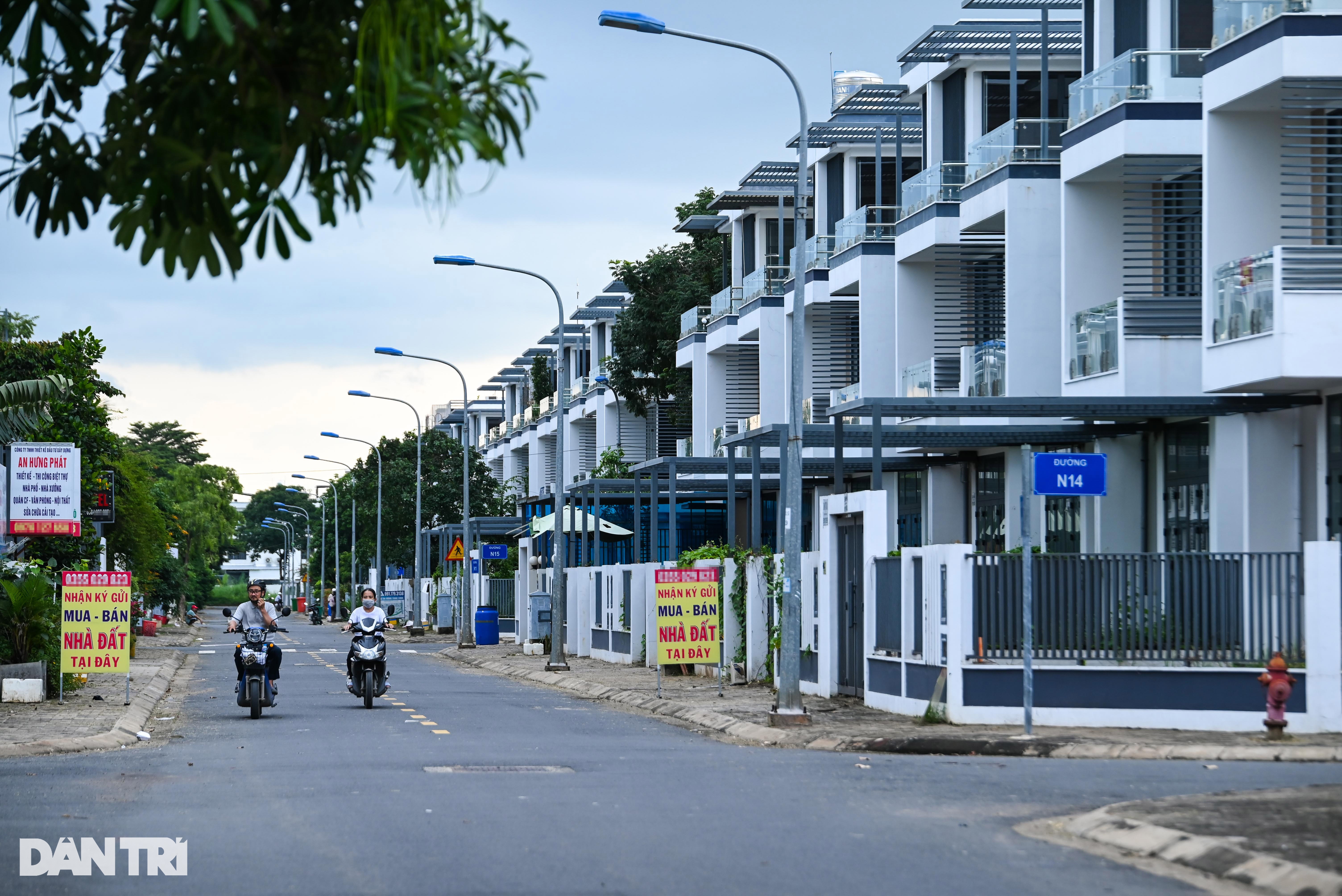 View - Hàng loạt biệt thự ''triệu đô'' không bóng người tại TPHCM | Báo Dân trí